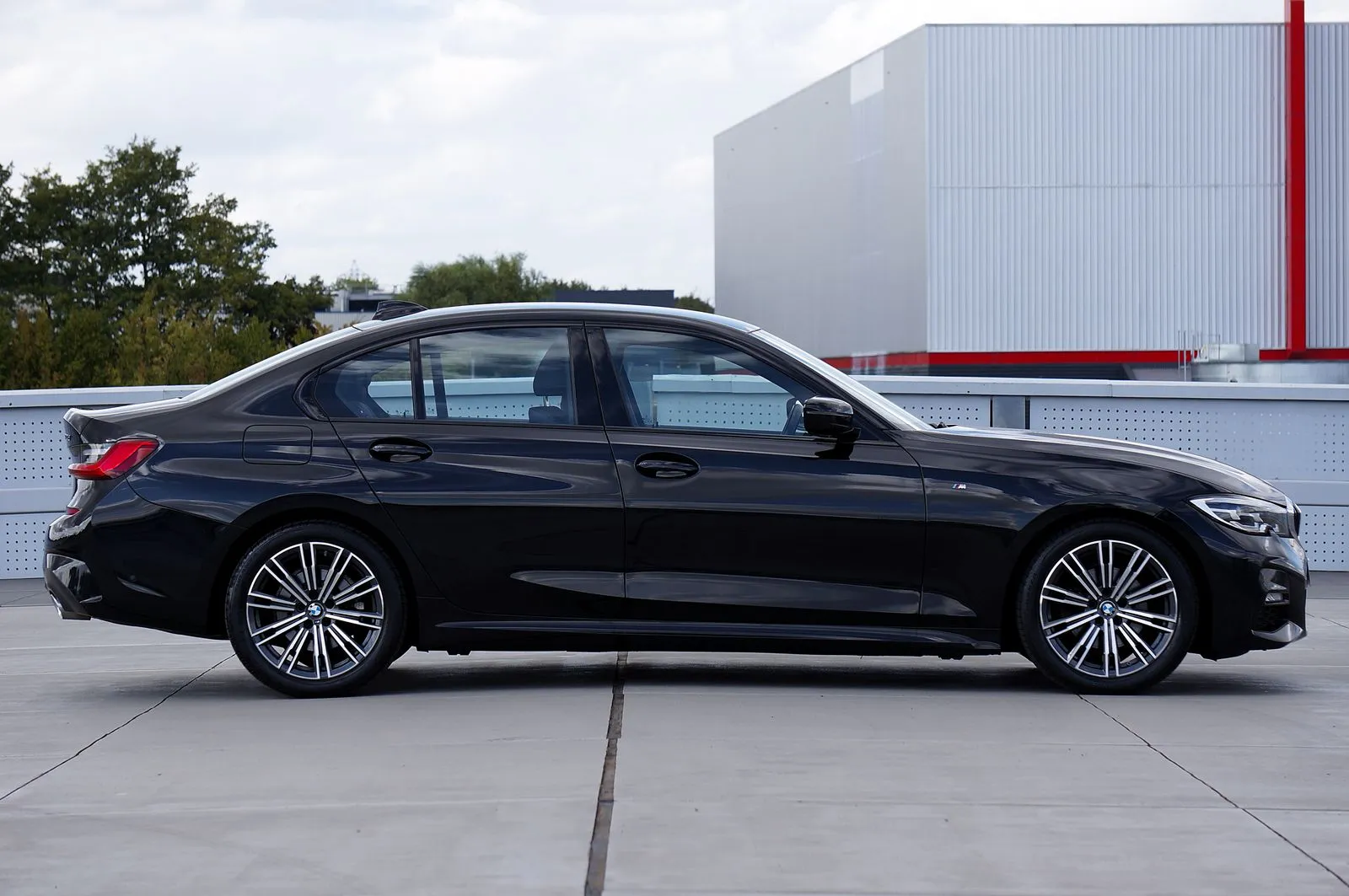 Czarne BMW z boku — zdjęcie do poglądowej symulacji przyciemnienia szyb